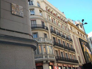Plaza del Callao, Postigo de San Martín, Madrid a Miles, puertas de Madrid